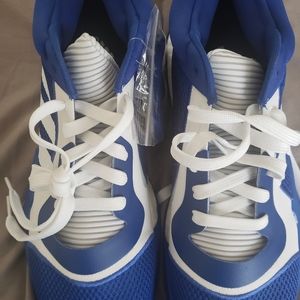 Basketball shoes